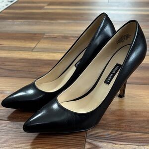 Nine West Black leather pumps